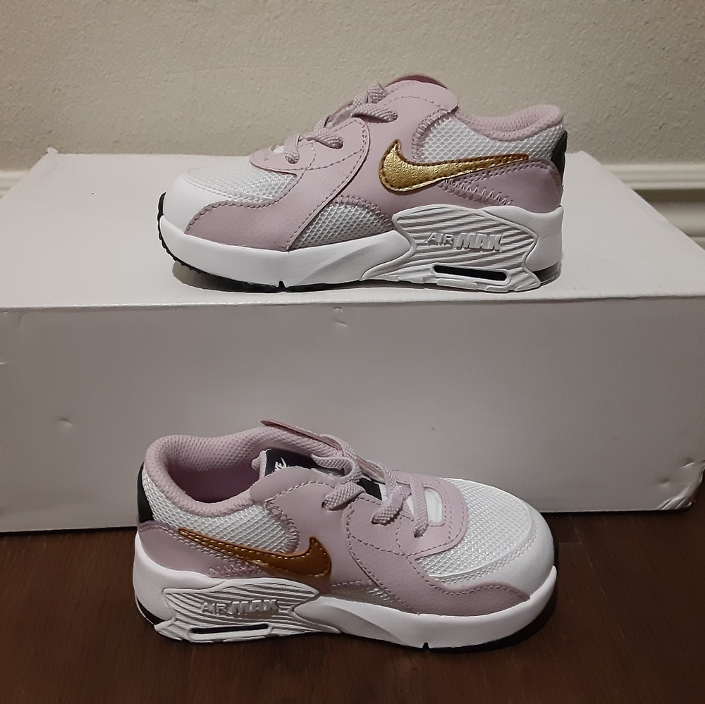 Nike - Picture 2 of 4